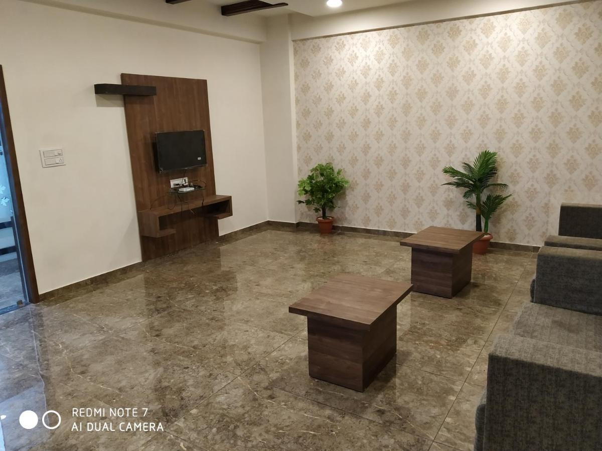 Hotel Krishna Palace Anand Bagian luar foto