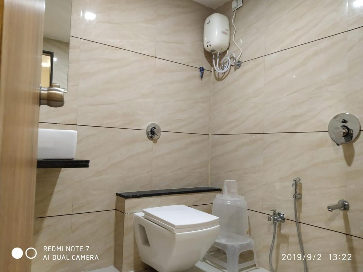 Hotel Krishna Palace Anand Bagian luar foto
