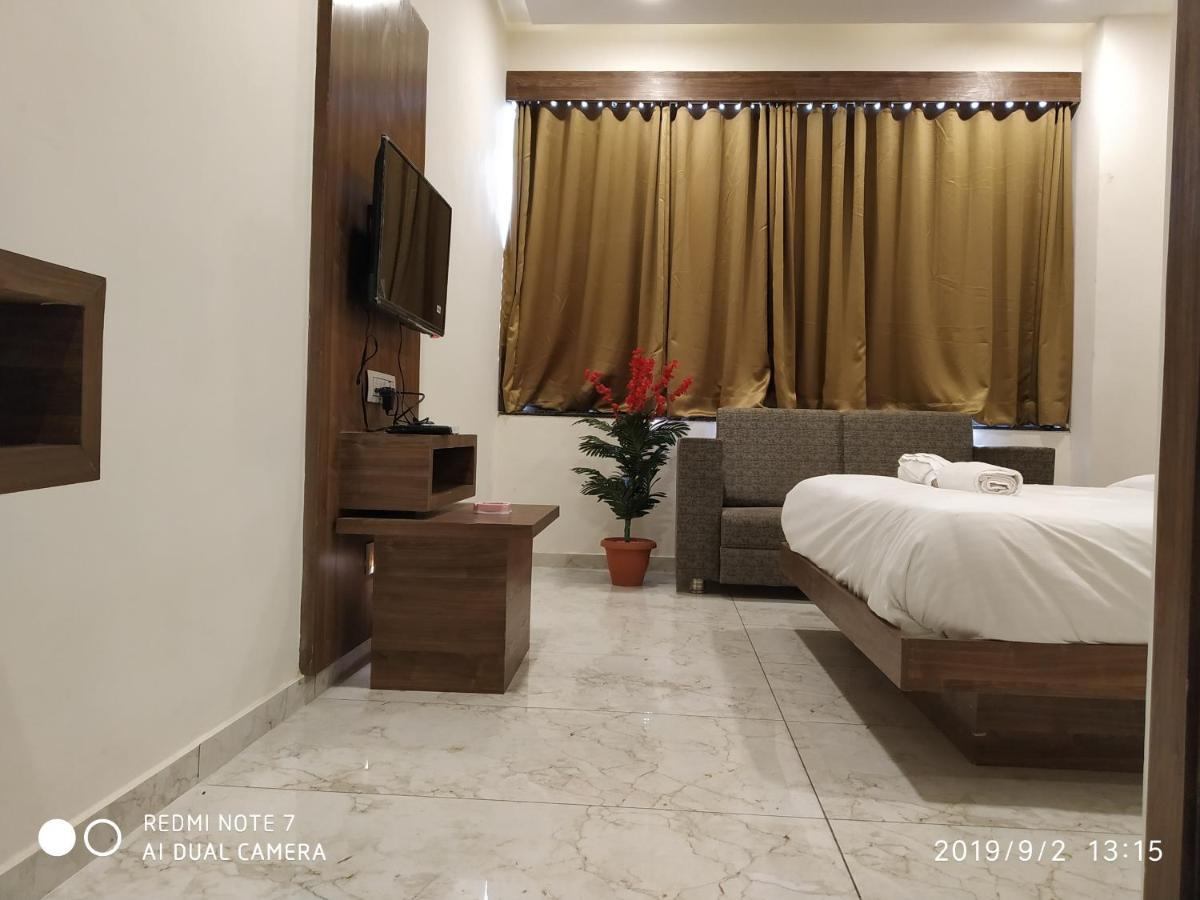 Hotel Krishna Palace Anand Bagian luar foto