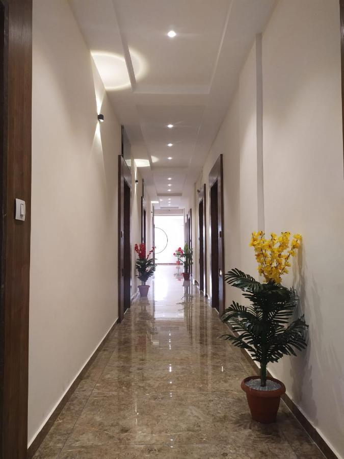 Hotel Krishna Palace Anand Bagian luar foto