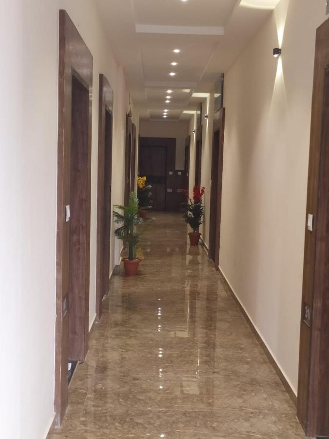 Hotel Krishna Palace Anand Bagian luar foto
