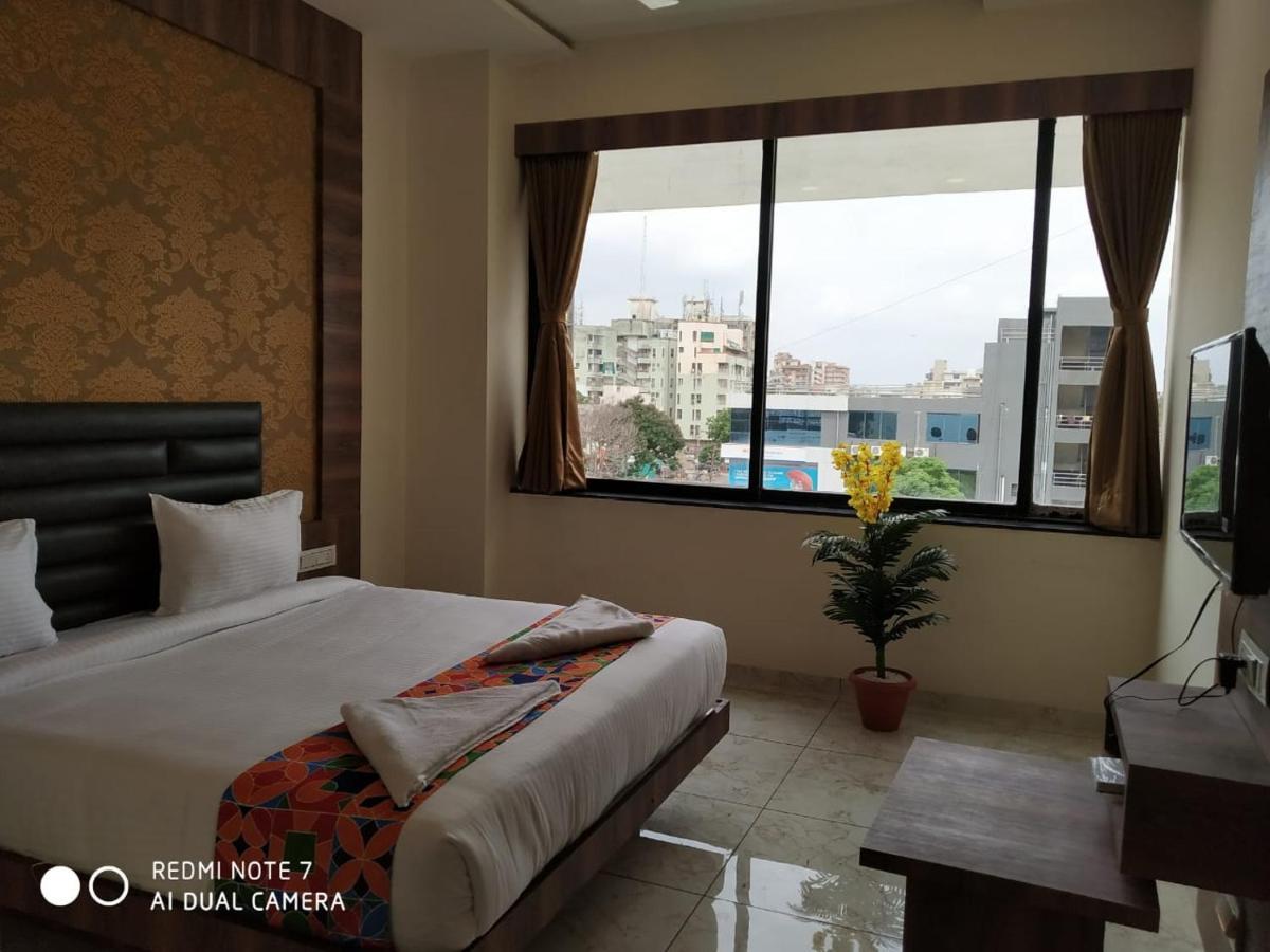 Hotel Krishna Palace Anand Bagian luar foto