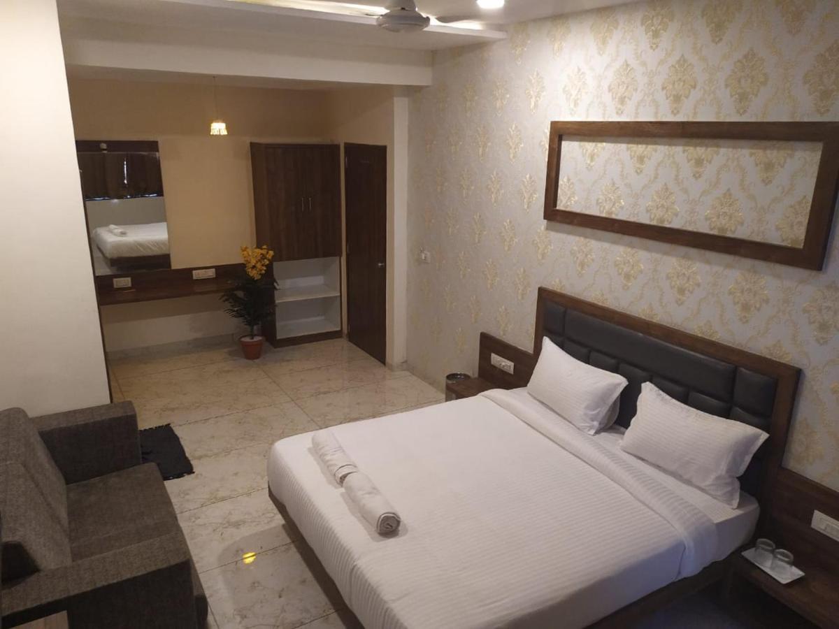 Hotel Krishna Palace Anand Bagian luar foto