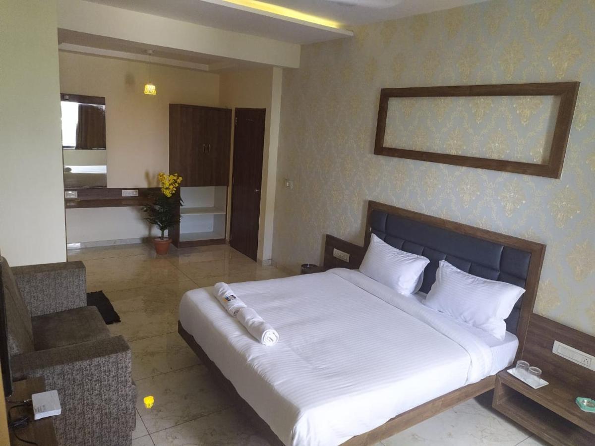 Hotel Krishna Palace Anand Bagian luar foto