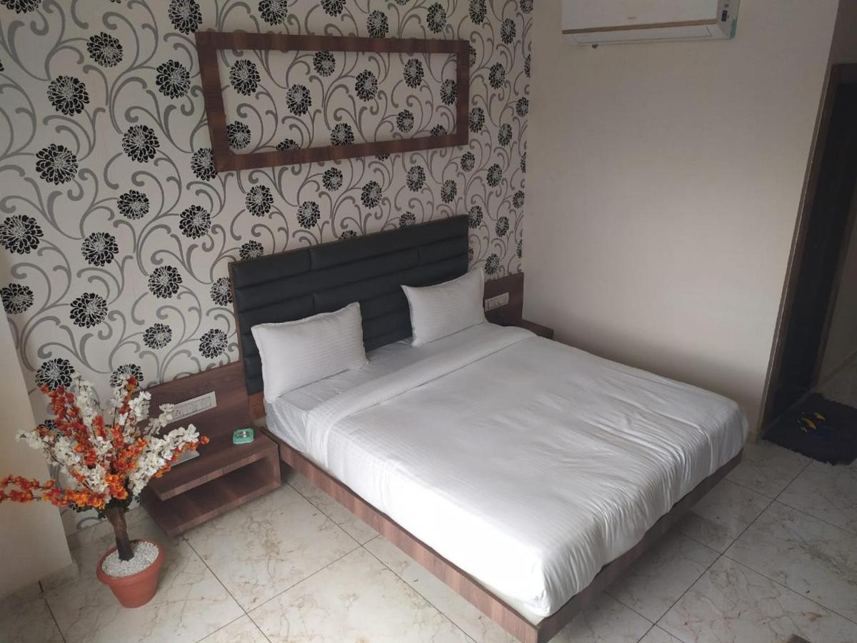 Hotel Krishna Palace Anand Bagian luar foto