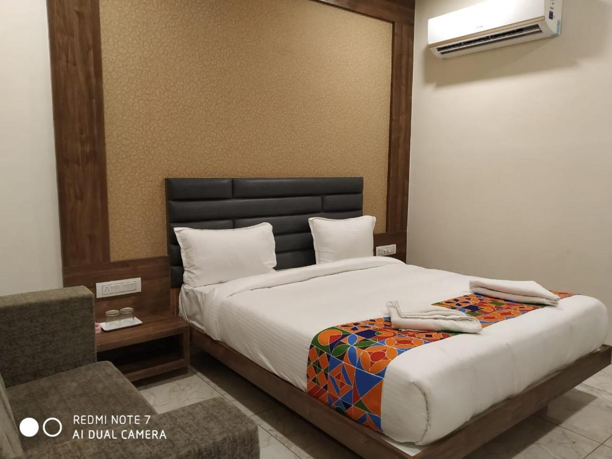 Hotel Krishna Palace Anand Bagian luar foto