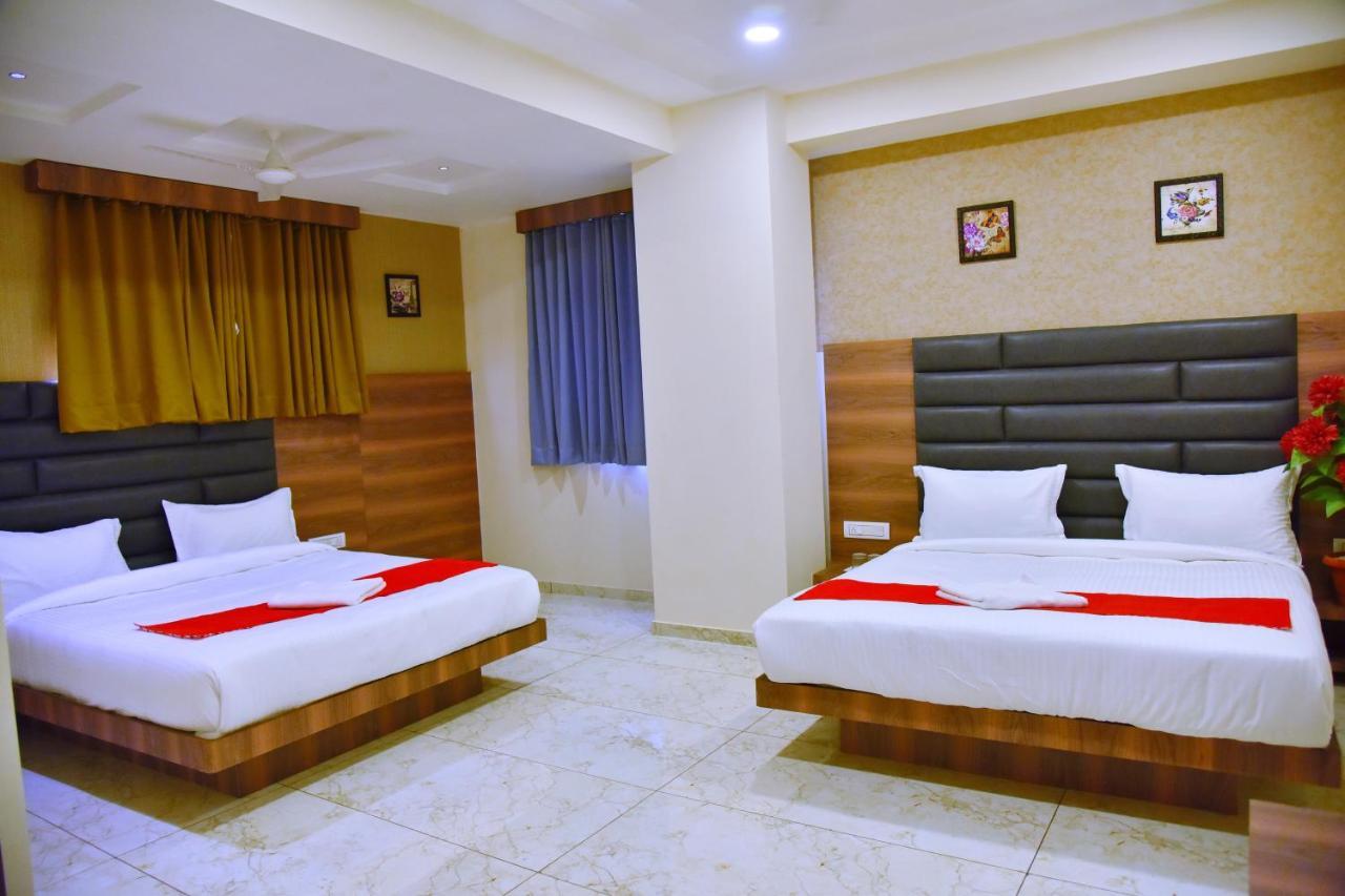 Hotel Krishna Palace Anand Bagian luar foto