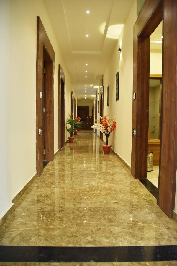 Hotel Krishna Palace Anand Bagian luar foto