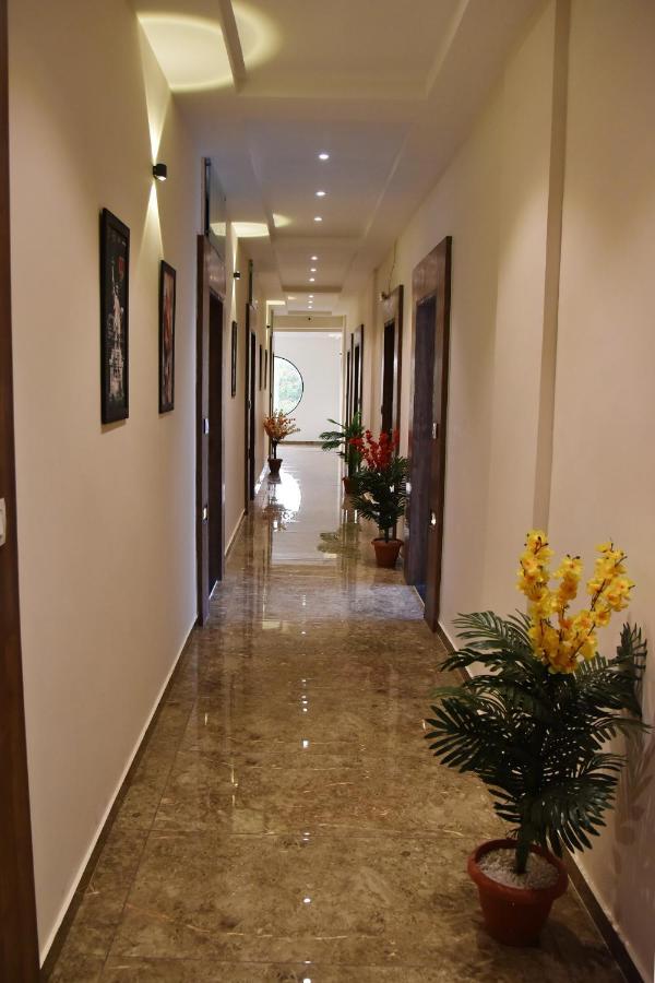 Hotel Krishna Palace Anand Bagian luar foto