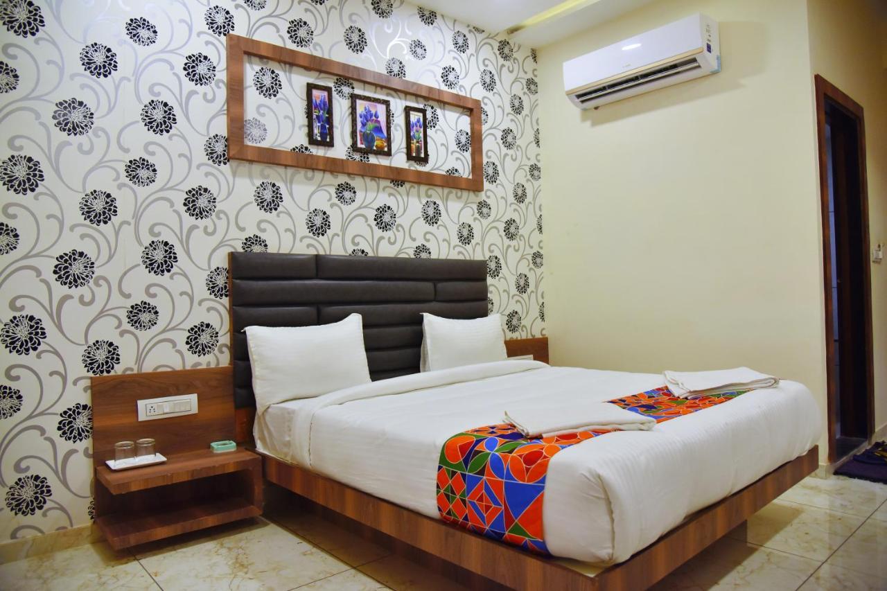 Hotel Krishna Palace Anand Bagian luar foto