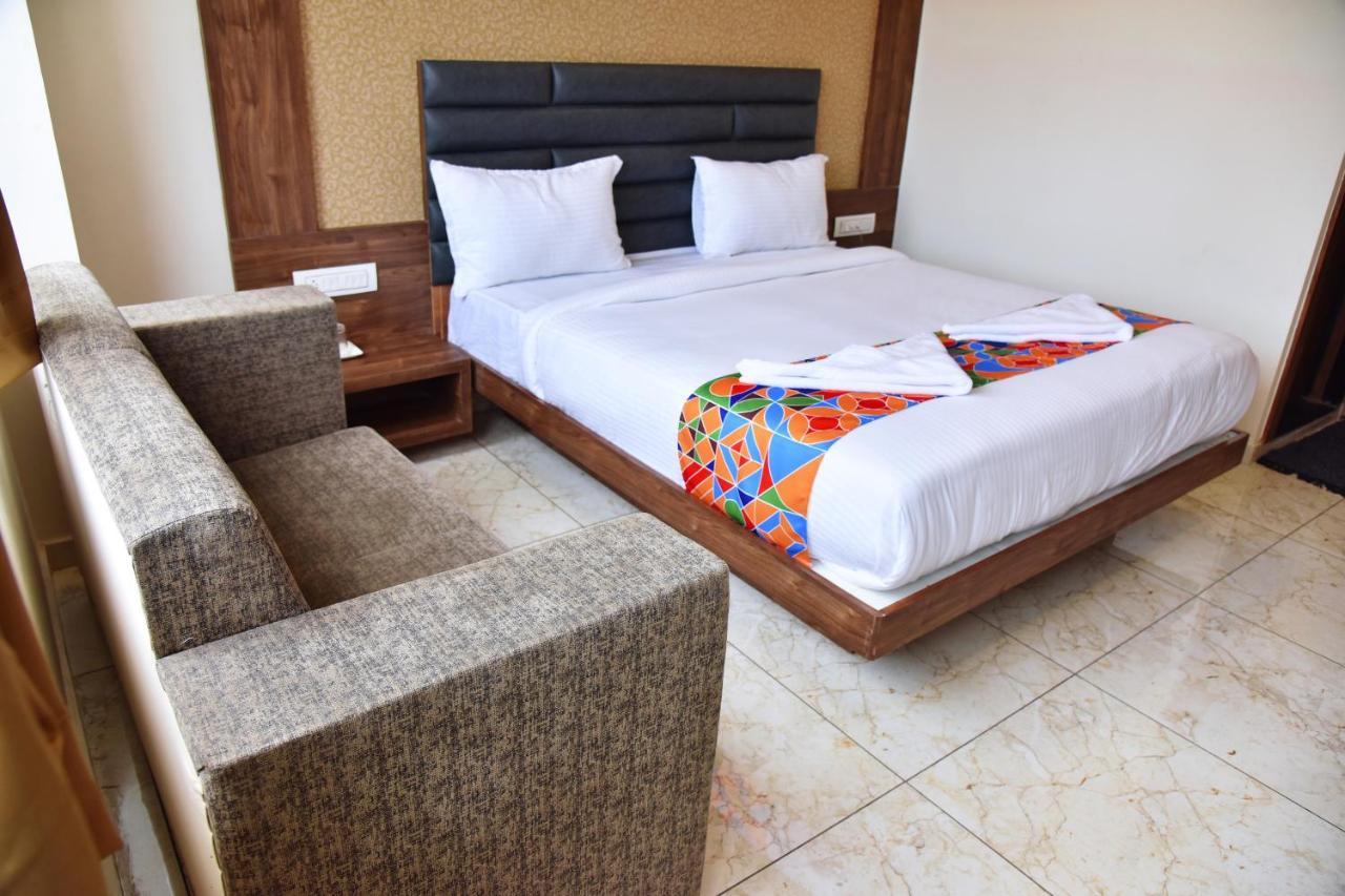 Hotel Krishna Palace Anand Bagian luar foto
